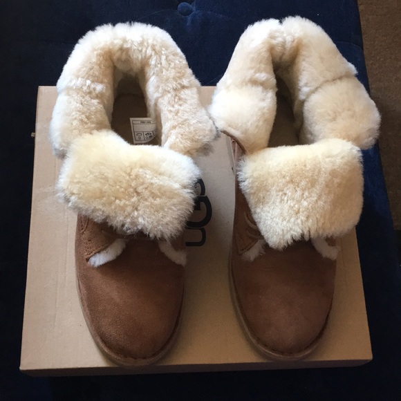 Women’s UGG Quincy Boot - Picture 2 of 3